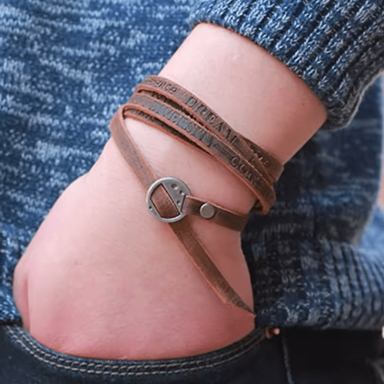 Bracelet country cuir marron multirang inscriptions gravées (3)
