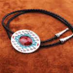 Cravate bolo argentée cabochon rouge turquoise (2)