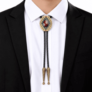 Cravate bolo cowboy dorée à cabochon rouge motif géométrique