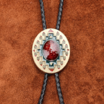 Cravate bolo cowboy dorée à cabochon rouge motif géométrique (3)