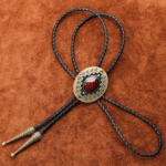 Cravate bolo cowboy dorée à cabochon rouge motif géométrique (4)