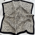 Grand foulard léopard blanc vintage (2)