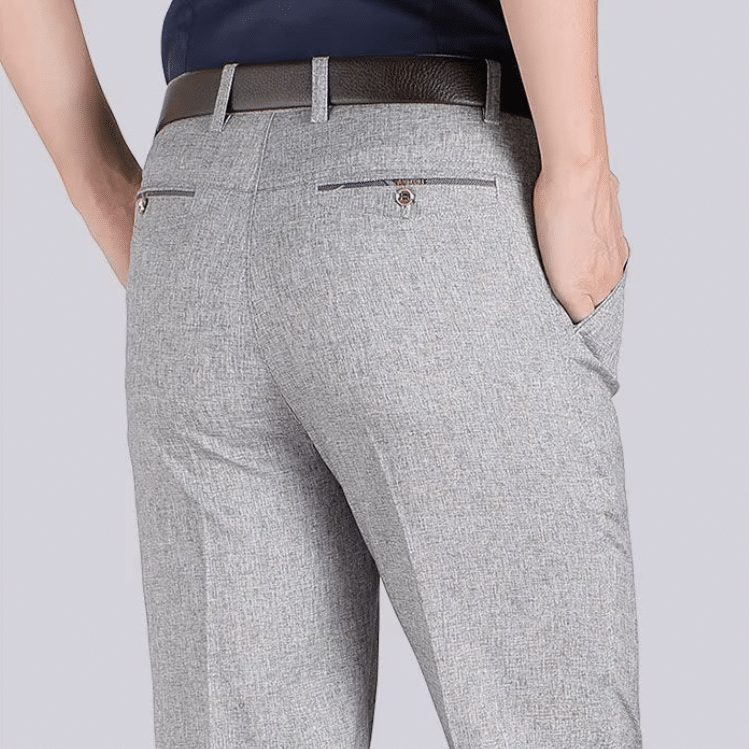 Pantalon homme gris clair coupe droite poches arrière passepoilées (5)