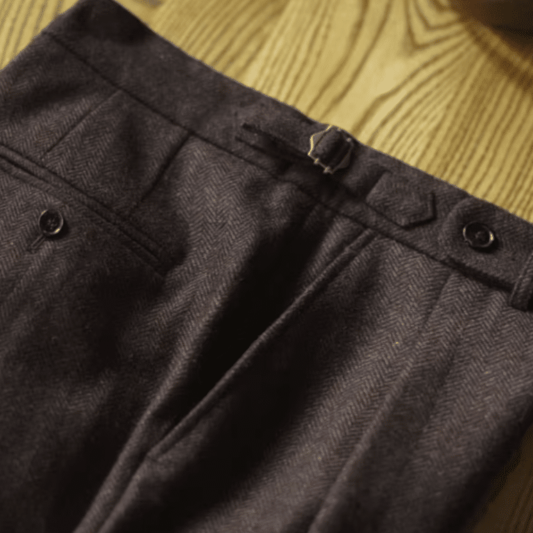 Pantalon vintage brun taupe à pinces et pattes latérales (1)