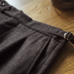 Pantalon vintage brun taupe à pinces et pattes latérales (4)