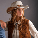 Chapeau cowboy beige à ornements et boucle cheval (5)