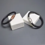 Bracelet cuir noir tressé fermoir métallique cylindrique