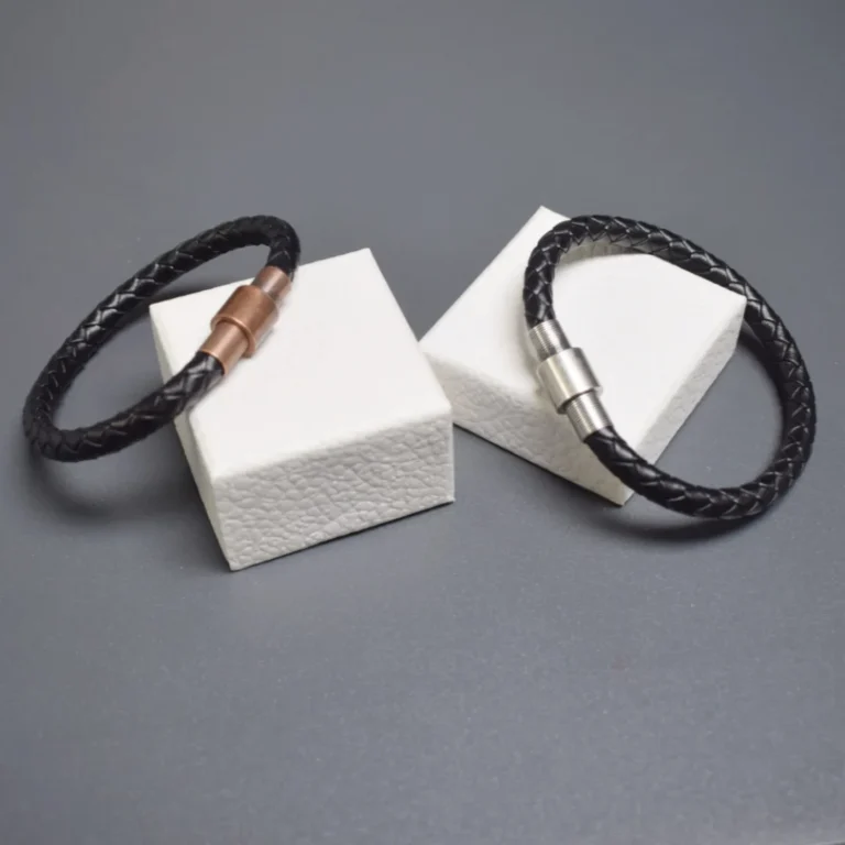 Bracelet cuir noir tressé fermoir métallique cylindrique